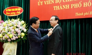 Chủ tịch nước Võ Văn Thưởng trao Huy hiệu 45 năm tuổi đảng cho đồng chí Nguyễn Văn Nên